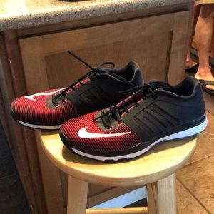 Men’s Nike zoom sneakers.